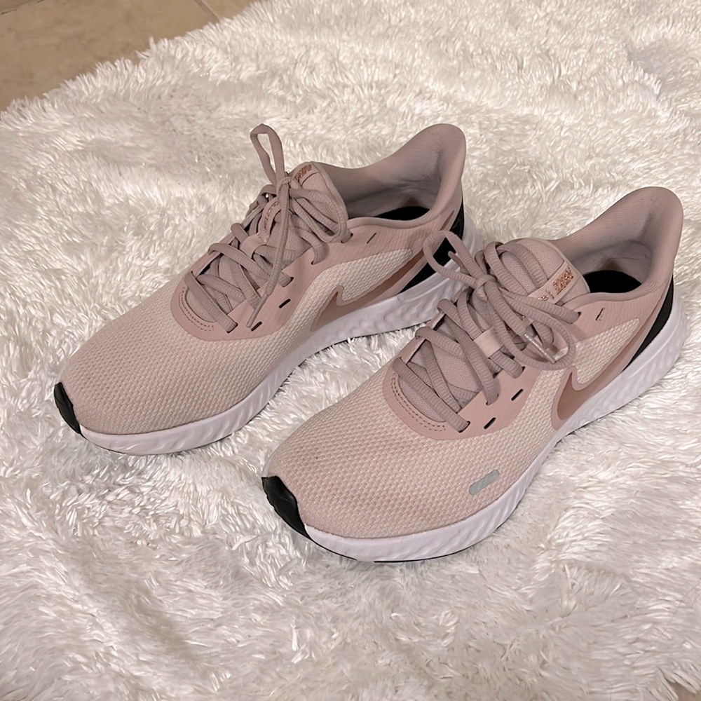 Nike revolution sneakers in light pink!